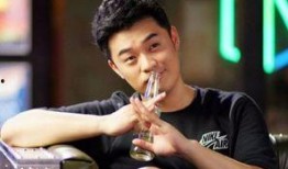 娱乐记者爆料小鬼是谁的孩子,小鬼身世之谜，揭秘其神秘家族背景